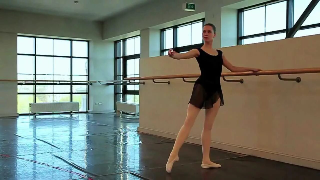 Мастера классического танца 5 класс. Battement fondu (Батман фондю). Батман в балете. Балерина Гранд плие. Классический танец Батман фраппе у станка.