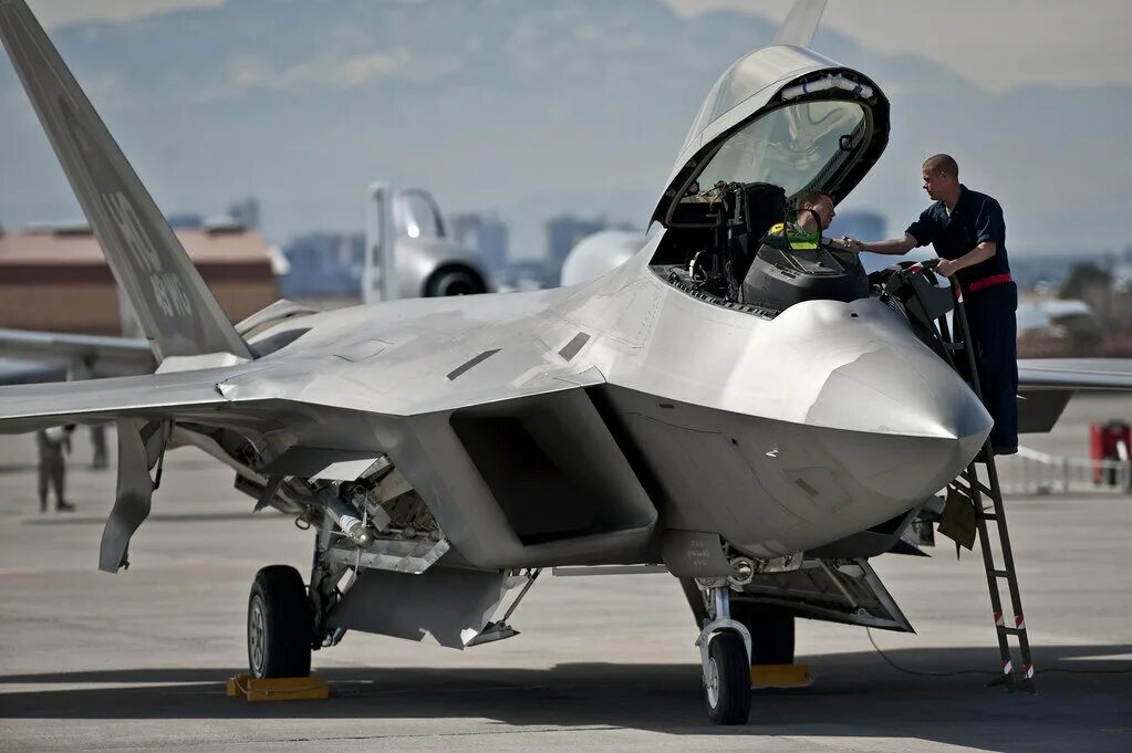 F s 22. F-22 Раптор. F22 Raptor. Ф-22 Раптор кабина. F 22 Раптор кабина.