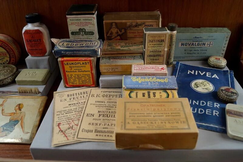 Почта кишинев. Старинная аптека. Аптечная старинная упаковка. Старинная аптека на Кубе. Табличка аптеки старинная.
