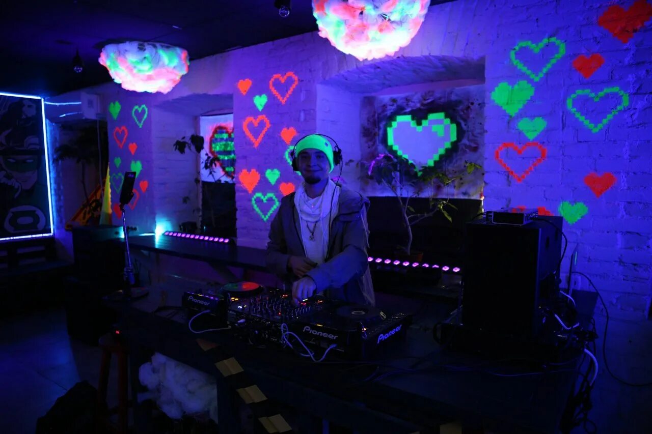 как добавить в друзья в рэйв. как сделать комнату в рейв. рейв эстетика. клуб толпа неон. Rave приложение.