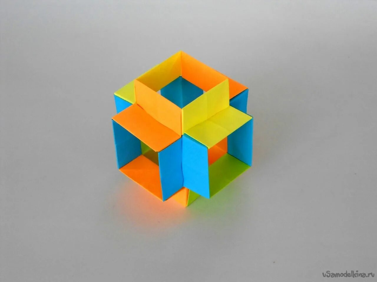 Куб из картона. Антистресс из бумажных кубиков. Как сделать такой кубик. Кубик поделка. Разноцветный кубик из бумаги.