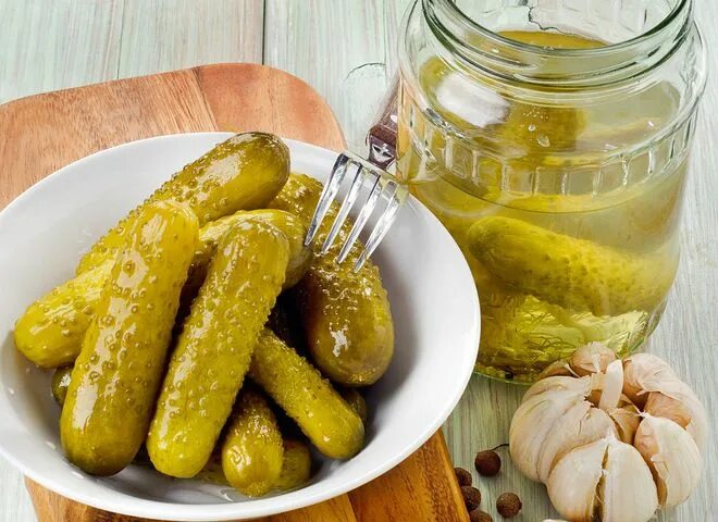 Маринованные огурцы на зиму кухня наизнанку хрустящие. Солёные огурцы. маринованный огурец. огурчики маринованные на тарелке. огурцы маринованные на тарелке.