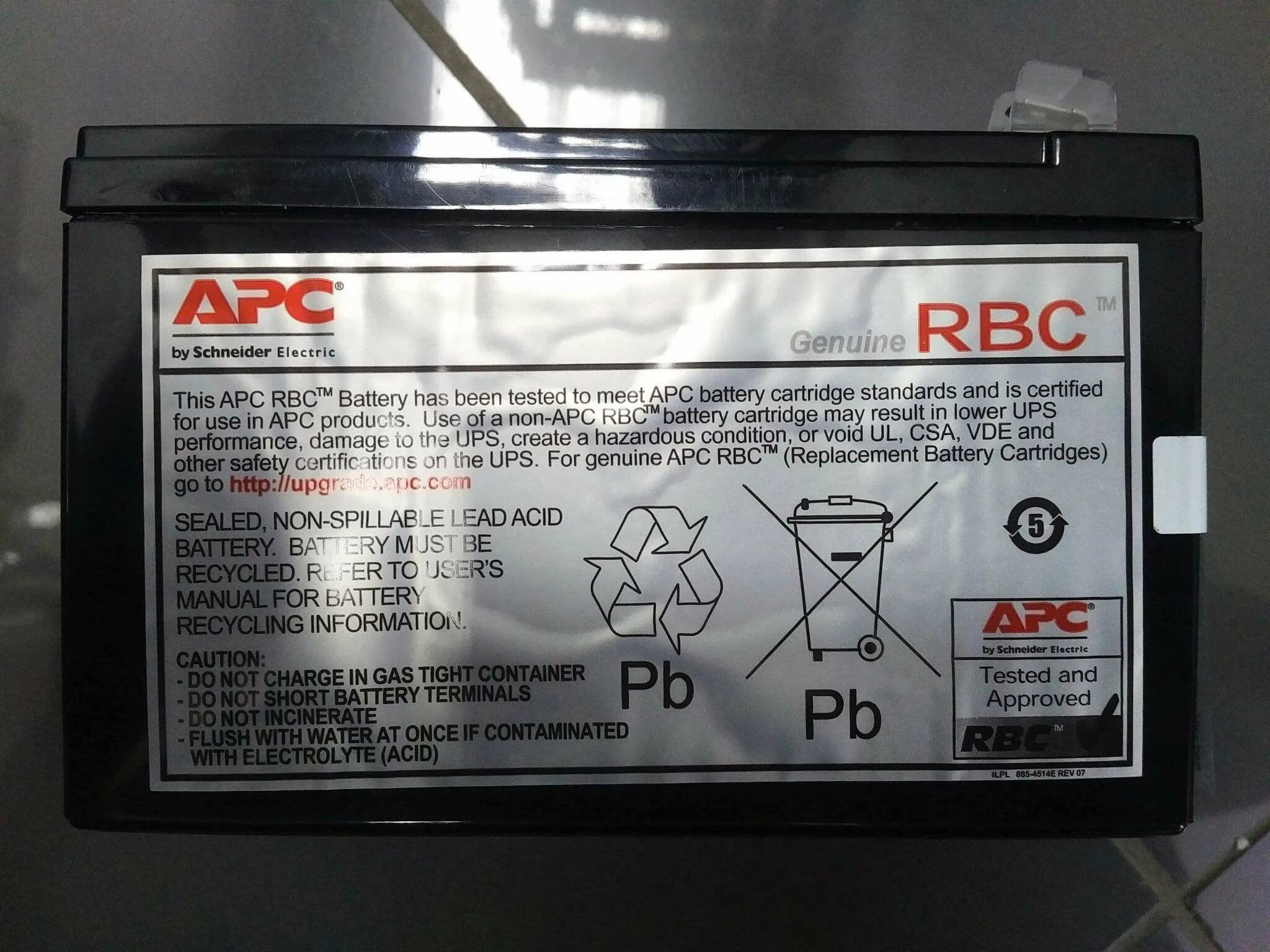 Has battery. Батарея аккумуляторная APC rbc2. APC RBC AP 885-4514e. Аккумулятор для ИБП APC 2 rbc2. АКБ APC Genuine RBC.