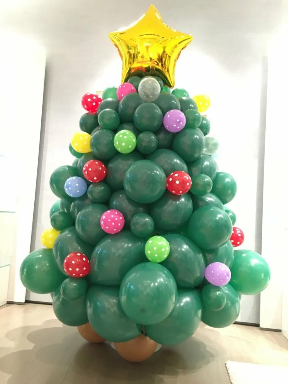 Сколько шариков на елку. Елка из воздушных шаров. Новогоднее украшение шарами воздушными. Йолка из воздушных шариков. Елка из новогодних шариков.