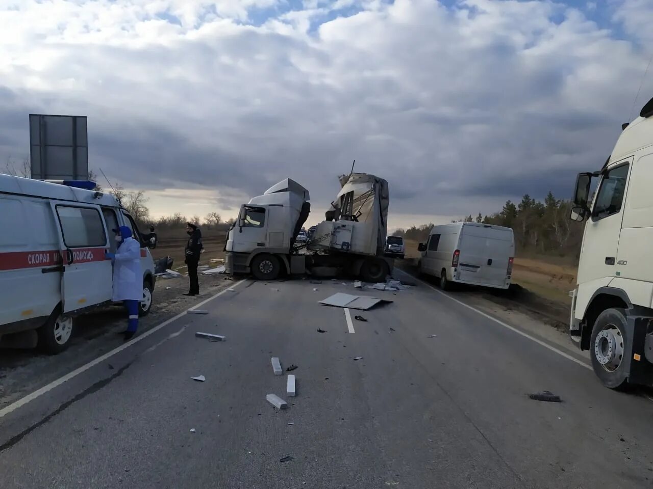 Авария на трассе саратов сегодня. Трасса Волгоград Камышин авария. ДТП на трассе Волгоград Камышин. Авария на трассе Саратов Волгоград. Авария в Камышинском районе.