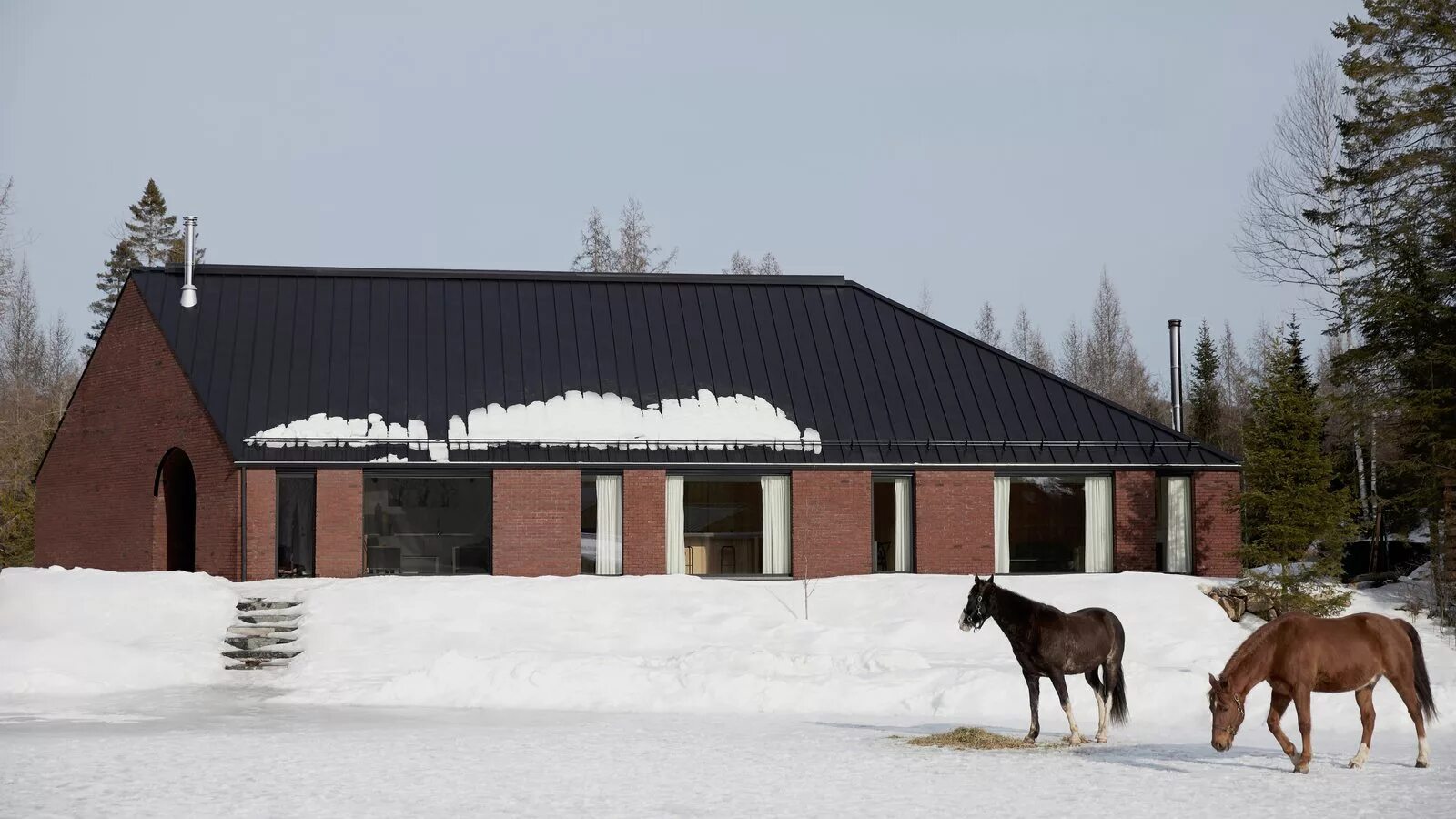 Конюшня solana stables. Конюшня джона лоуренса англия. Конюшня фасад. Кск конкорд денники. Кск графиня чехов.