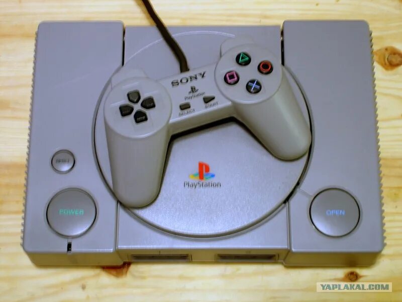 Старая приставка купить. Sony PLAYSTATION 1 1995. Приставка Нинтендо 1995. Приставка Sega под Sony ps1. Приставки сега ПС 1 Нинтендо.