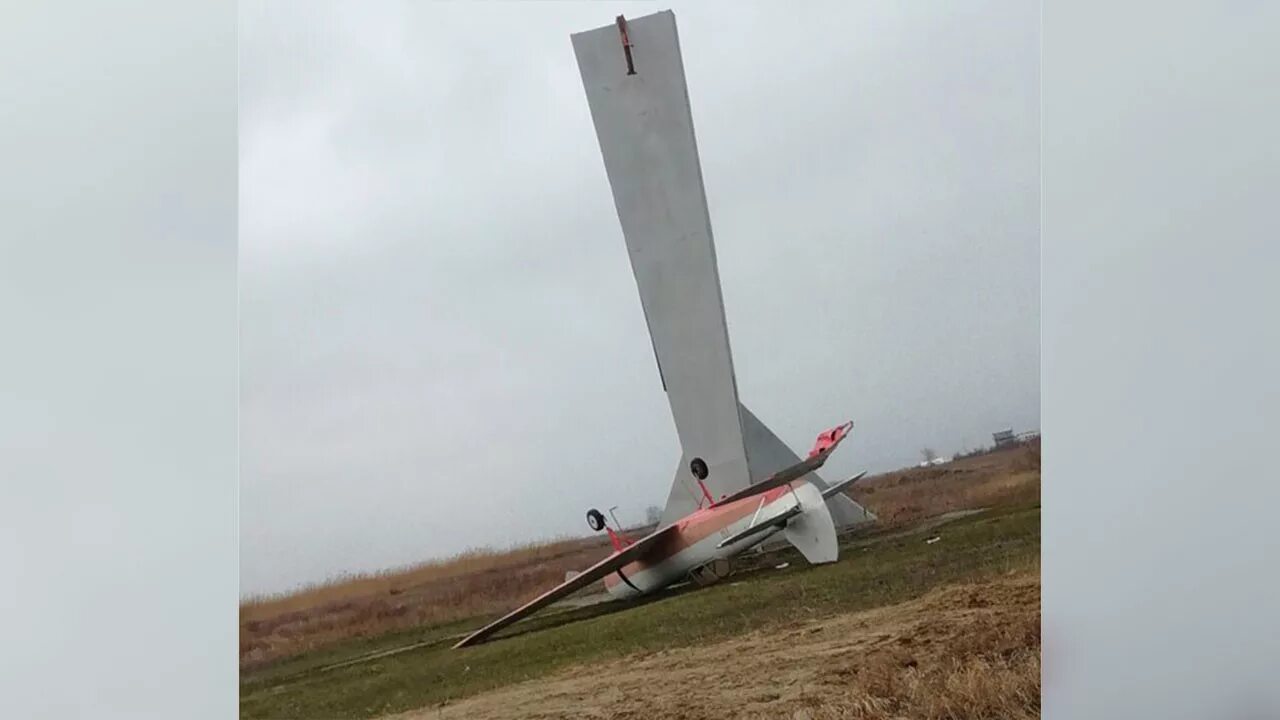 Стела-памятник "самолет" Романовская. Ветер в ростовской области