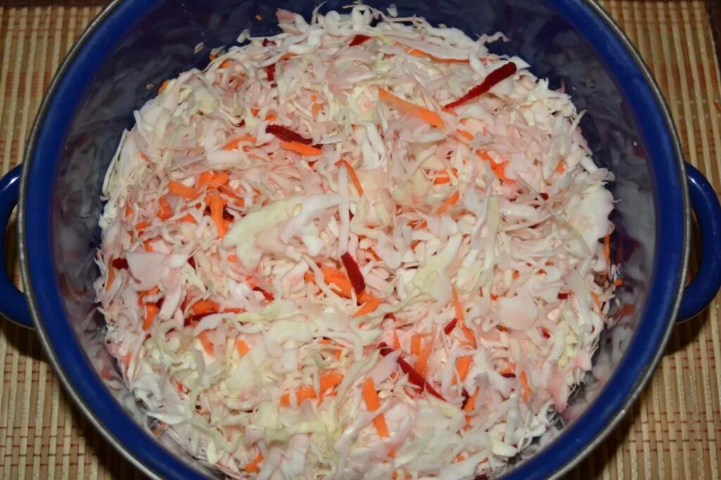 Капуста маринованная быстрого приготовления быстро и очень. Малосольная капуста быстрого приготовления за 1 день. заливная капуста быстрого приготовления. маринованная соленая капуста. квашеная капуста крупной нарезки.