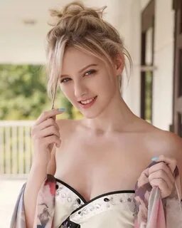 Melody Marks là ai? 