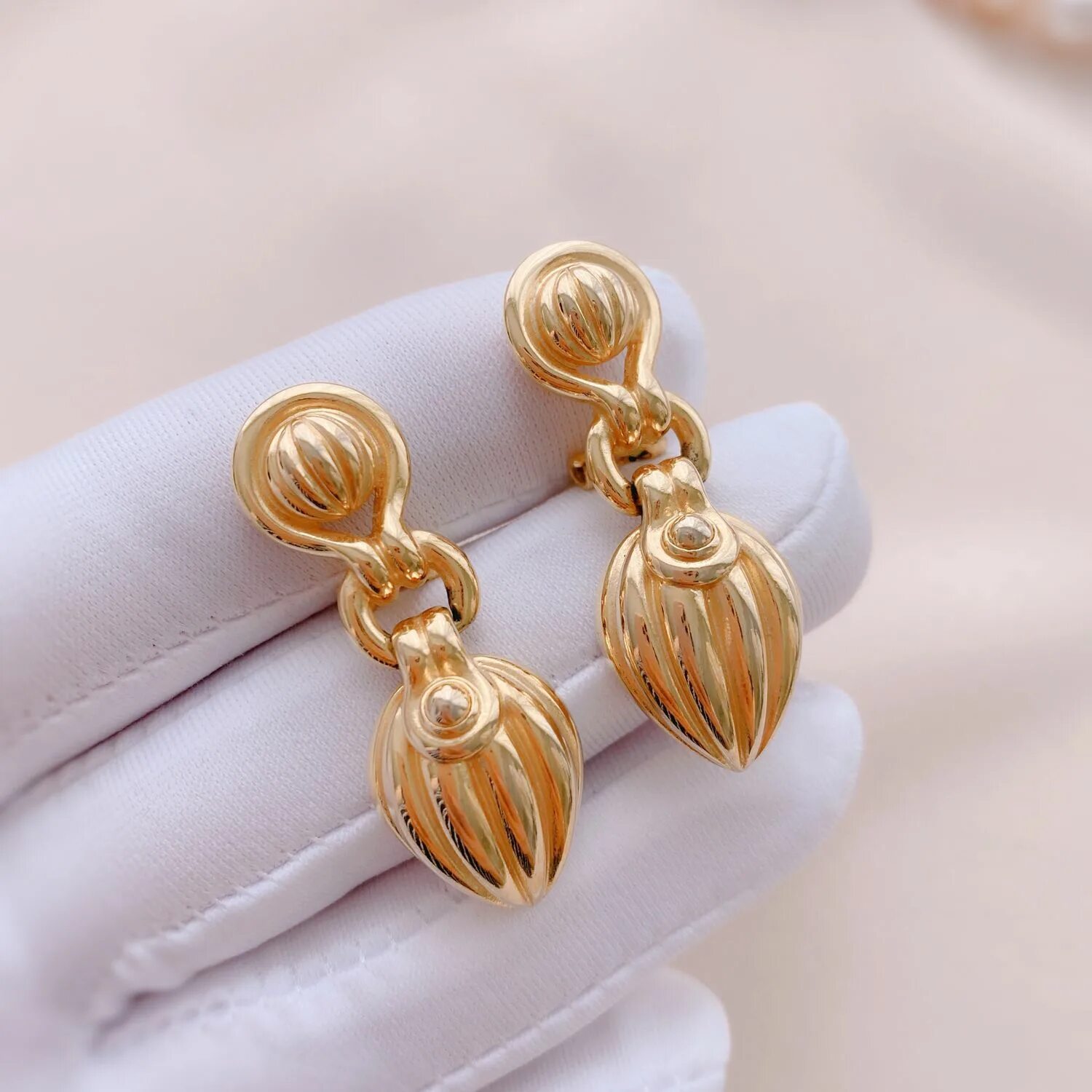 Серьги круглые. Золотые клипсы для ушей 585 пробы. Клипсы сваровски для ушей. Золотые клипсы 2022. Клипсы золото.