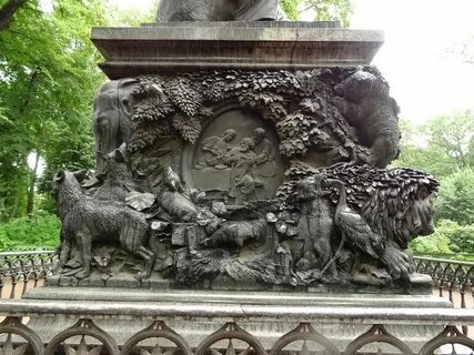 Памятники в саду