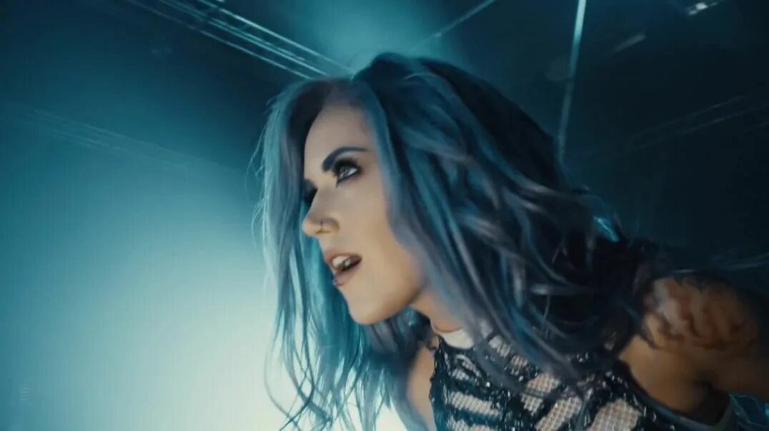 Алиса нормальную песню. Alissa white-gluz. the agonist вокалистка. arch enemy вокалистка. группа arch enemy алиса.