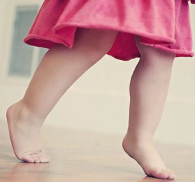 Ребенку год стал ходить на носочках. Ходьба на носочках у детей. Ребенок на цыпочках. Ребенок ходит на цыпочках. Ребёнок ходит на носочках в 3 года.