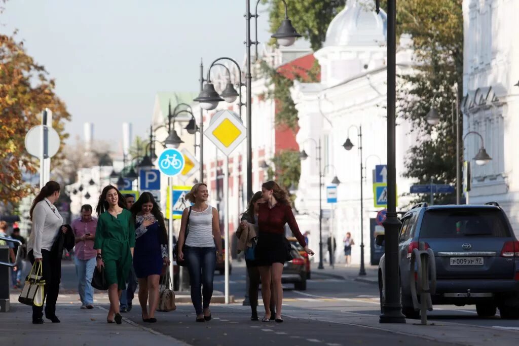 В москве проживает человек. Люди на улицах Москвы. Жители столицы. Улицы Москвы. Жители Москвы.