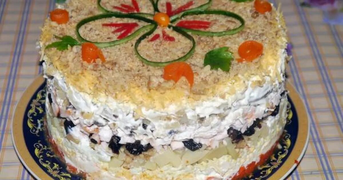 Салат с черносливом и курицей и огурцом. Торт-салат закусочный. Салат торт с грибами и курицей слоями. Куриный торт. Салатные тортики.