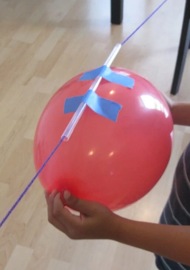 Воздушный резиновый шар надули и завязали. Опыт с воздушным шариком. Воздушные шарики надувать. Надувной шар. Эксперимент с воздушным шаром.