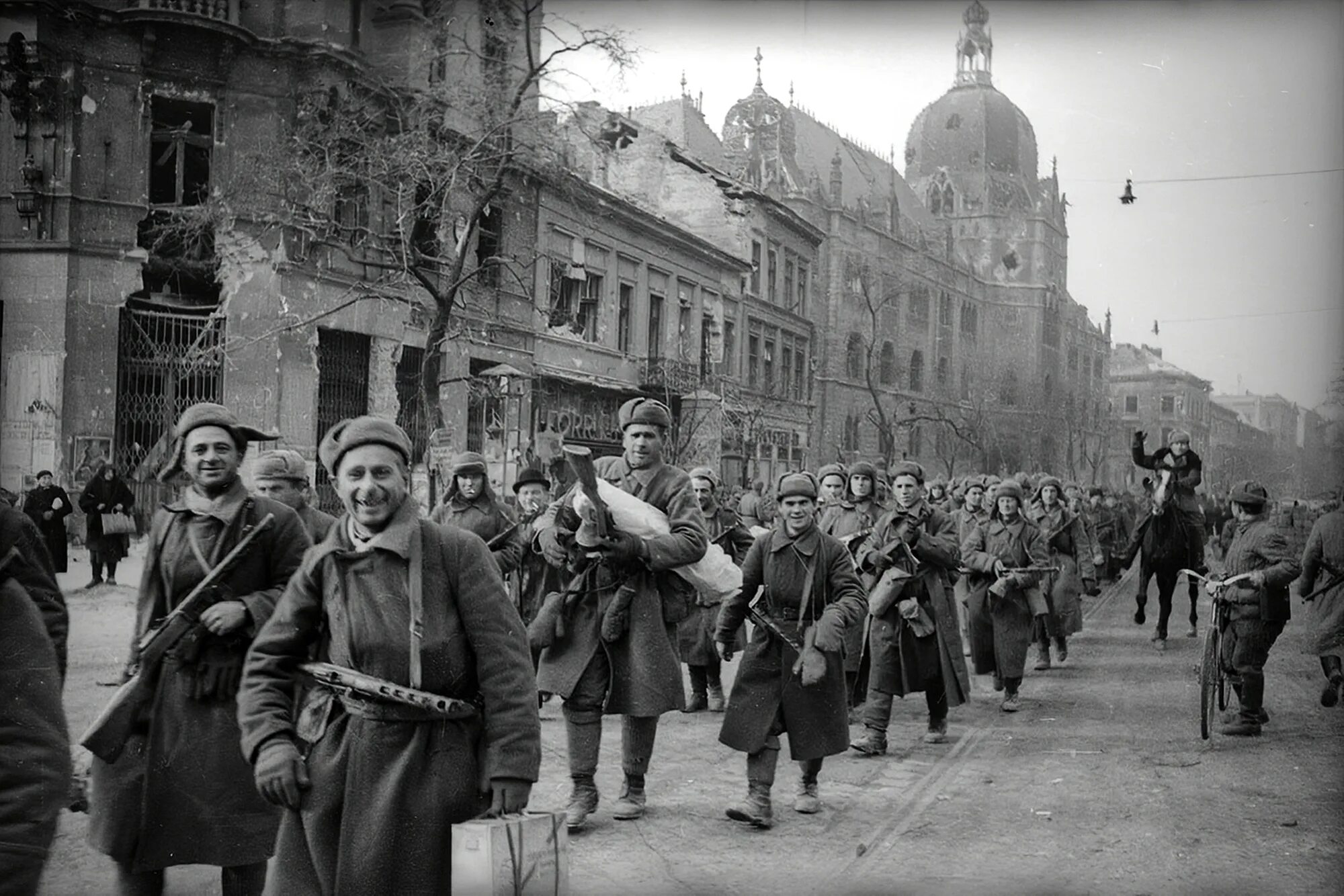 Штурм Будапешта 1945. Освобождение Будапешта в 1945 году. Освобождение Венгрии 1944. Открытый город во время войны