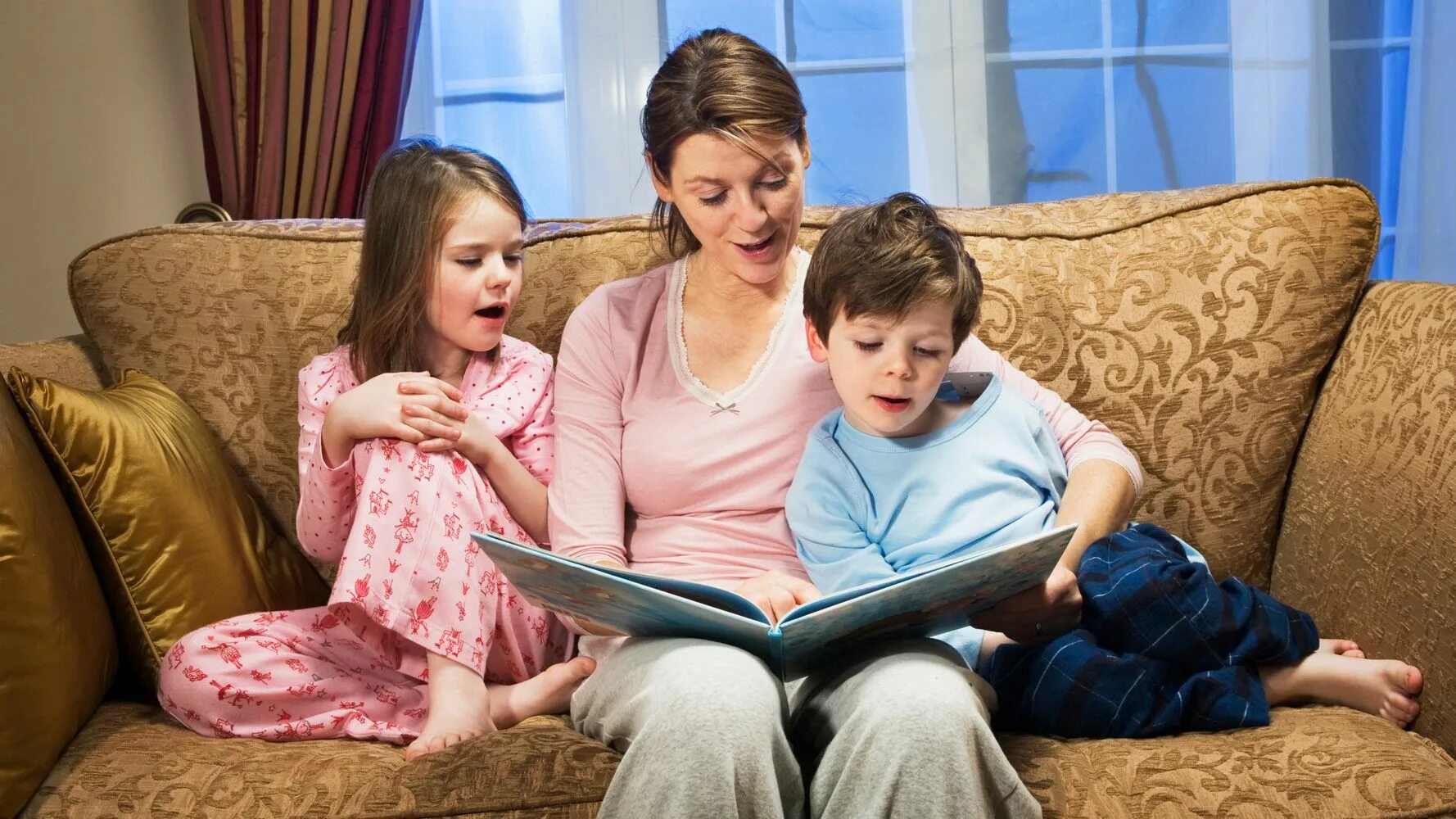 Мама читает ребенку. Родители читают детям. Мама читает книгу ребенку. Родители читают книги.