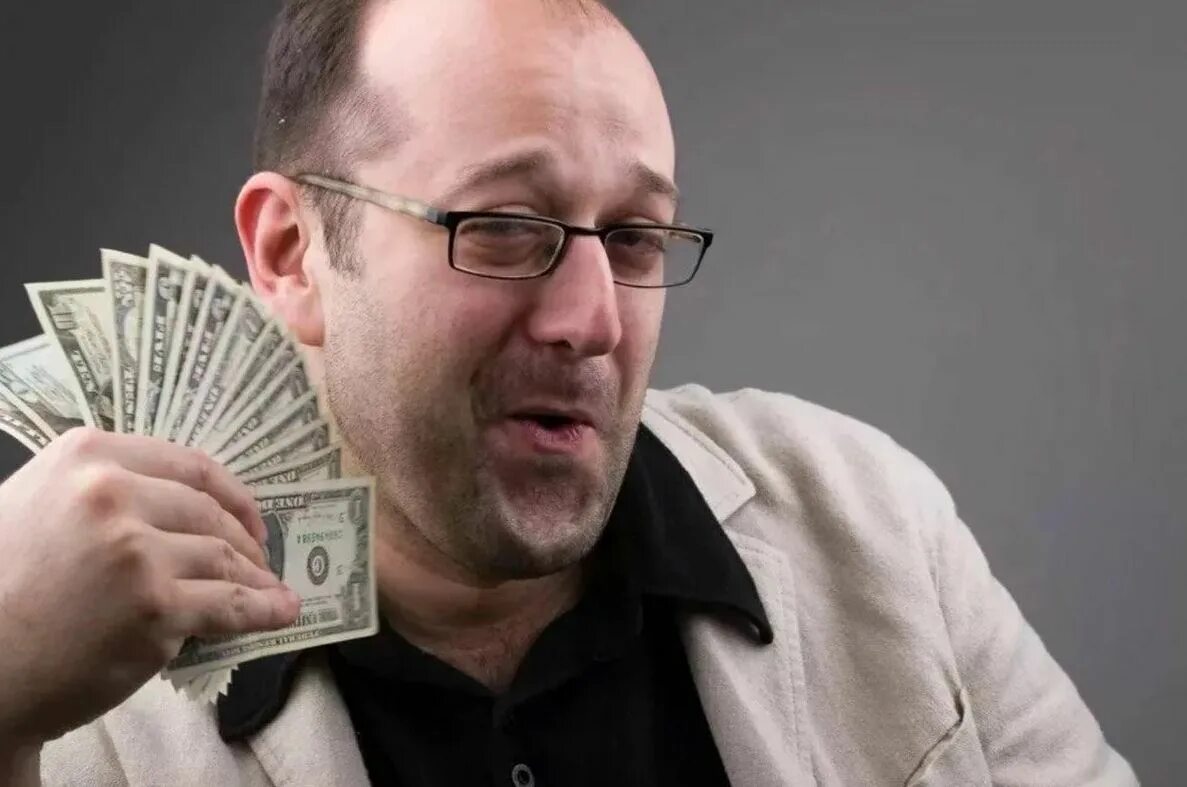 Гоша бородин. Человек который считает деньги. Мало денег. Человек считает деньги фото. Мелочи для мужчин.