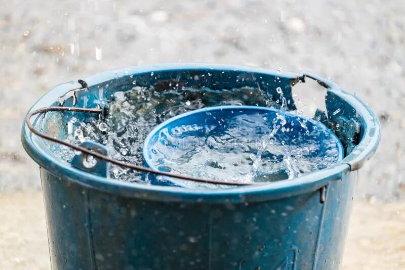 Почему ведра с водой. Ведро с водой. Ведро холодной воды. Ковш в ведре с водой. Ведро Вади.