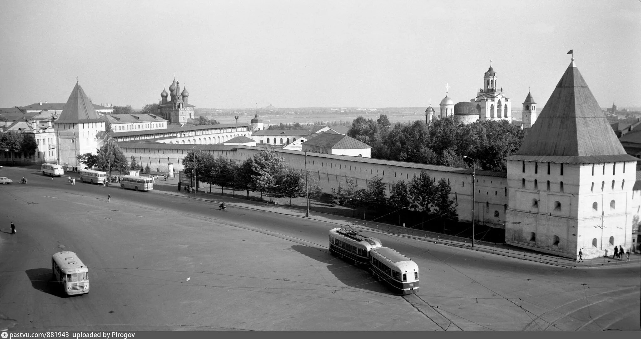 Ярославль 1990. Спасо-Преображенский монастырь Ярославль 1980. Угличская башня Спасо-Преображенского монастыря. Богоявленская площадь Ярославль. Кремль на Богоявленской площади Ярославль.