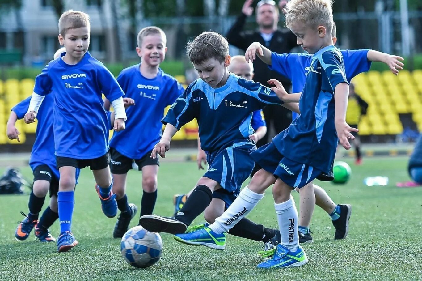 Football school. Детский футбол. Футбол дети. Детская футбольная школа. Детские футбольные школы.