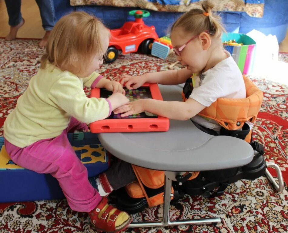 Дцп моторика. Игрушки для детей с нарушением зрения. Игрушки для детей с ДЦП. Развивающие игрушки для детей с ДЦП. Дети с Ода на занятии.