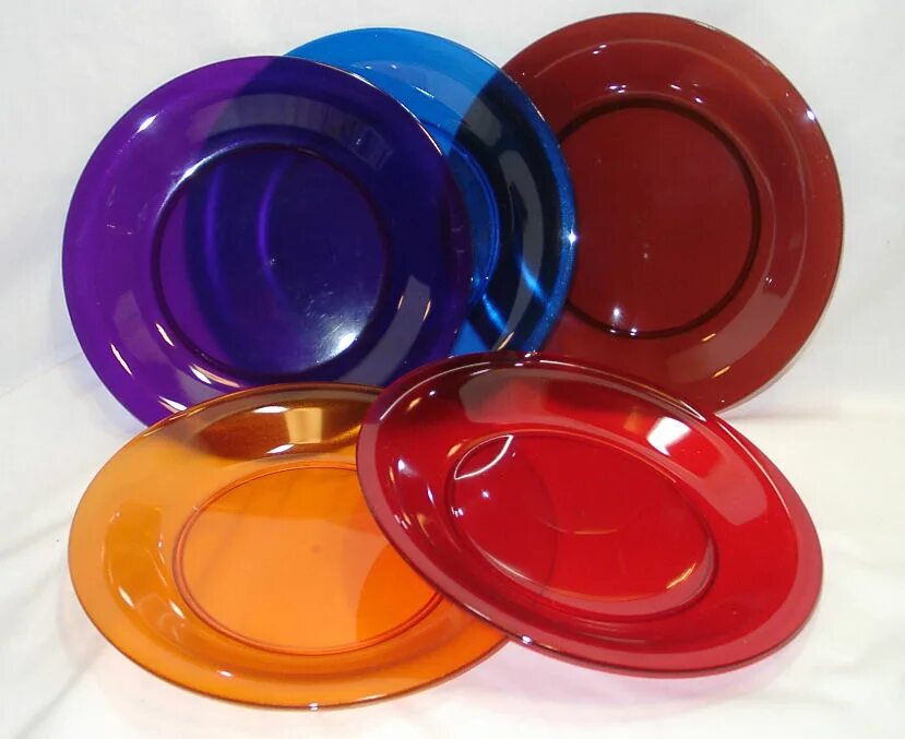 Купить хорошие тарелки. Пластиковая посуда. Тарелки стеклянные цветные. Тарелки из пластмассы. Цветные пластиковые тарелки.