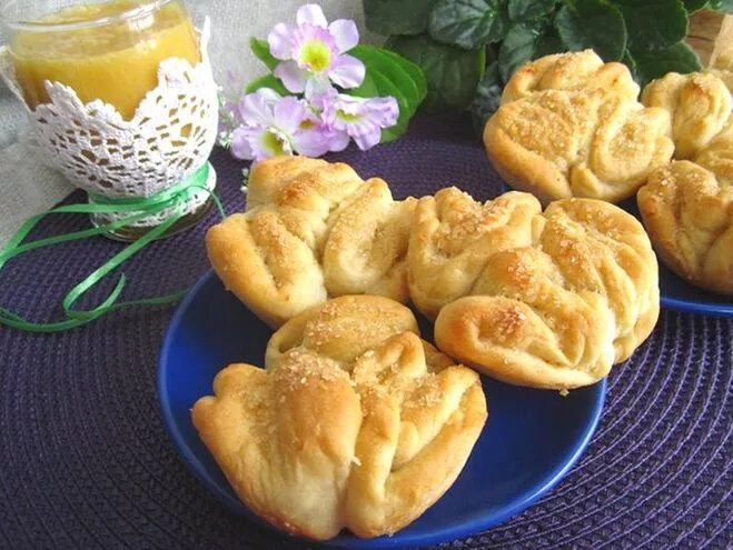 Постное тесто выпечка. Постное тесто выпечка. Миллий ширинликлар. Песочное печенье конвертики с повидлом. Тесто на пирожки рецепт.