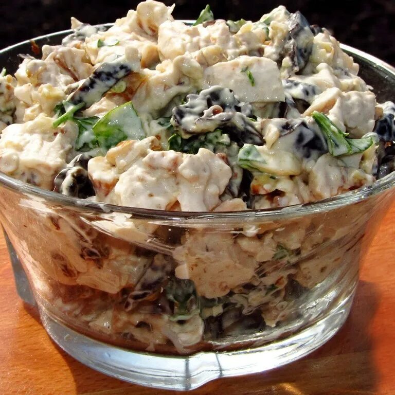 Салат с черносливом и куриной грудкой и грецкими. Салат с грецкими орехами и курицей и сыром. Салат с черносливом и курицей и грецкими орехами и огурцом. Салат с черносливом и курицей и грецкими орехами. Салат с грецкими орехами.