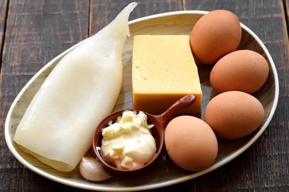 Кальмар с яйцами классический рецепт. Яйца кальмара. Яйца с луком и сыр. Кальмары из яиц.