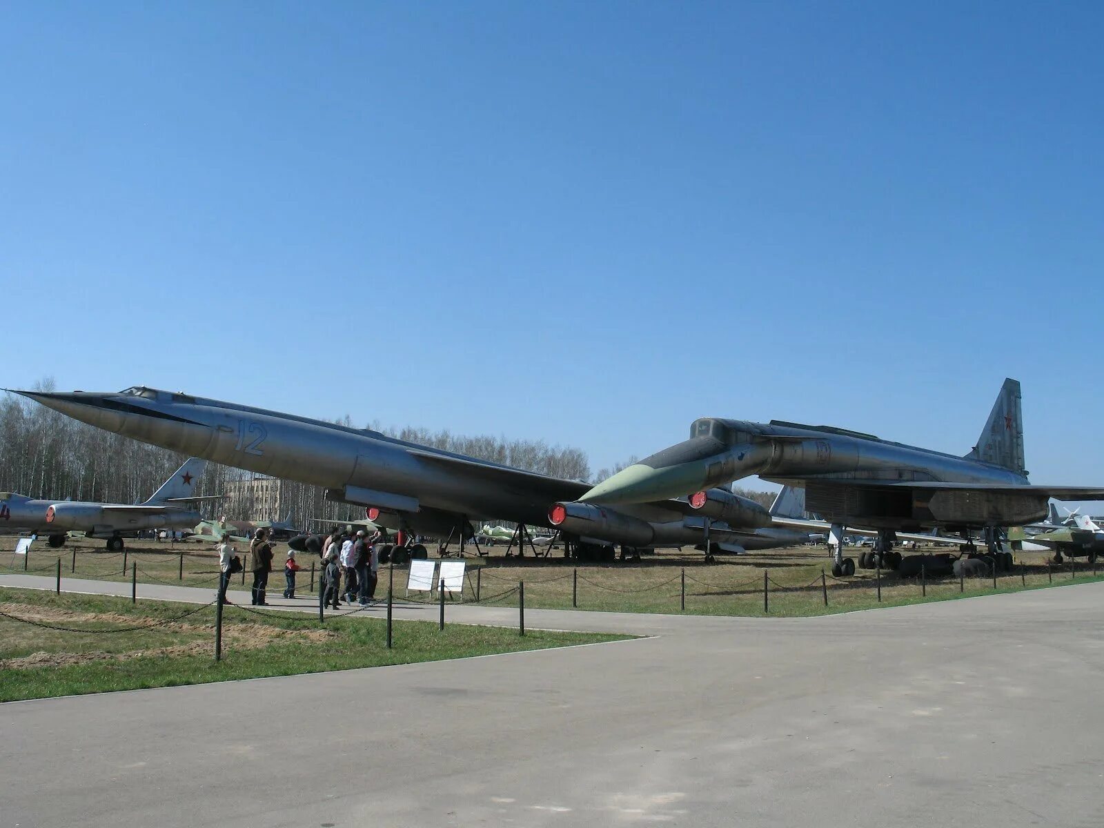 Самолет сотка. Т-4 сотка самолёт. Су 100 т4. Су-100 самолет Монино. Ту-100 самолет в Монино.