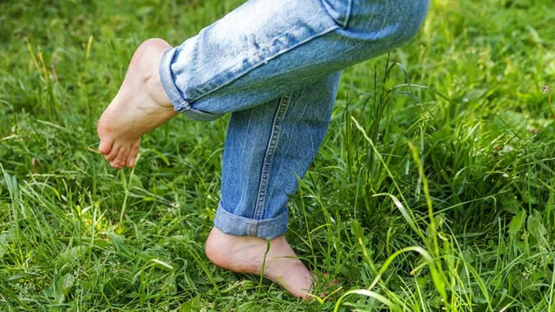 Босые ноги на траве. Ходить босиком. Прогулка босиком по траве. Босые ступни на траве.