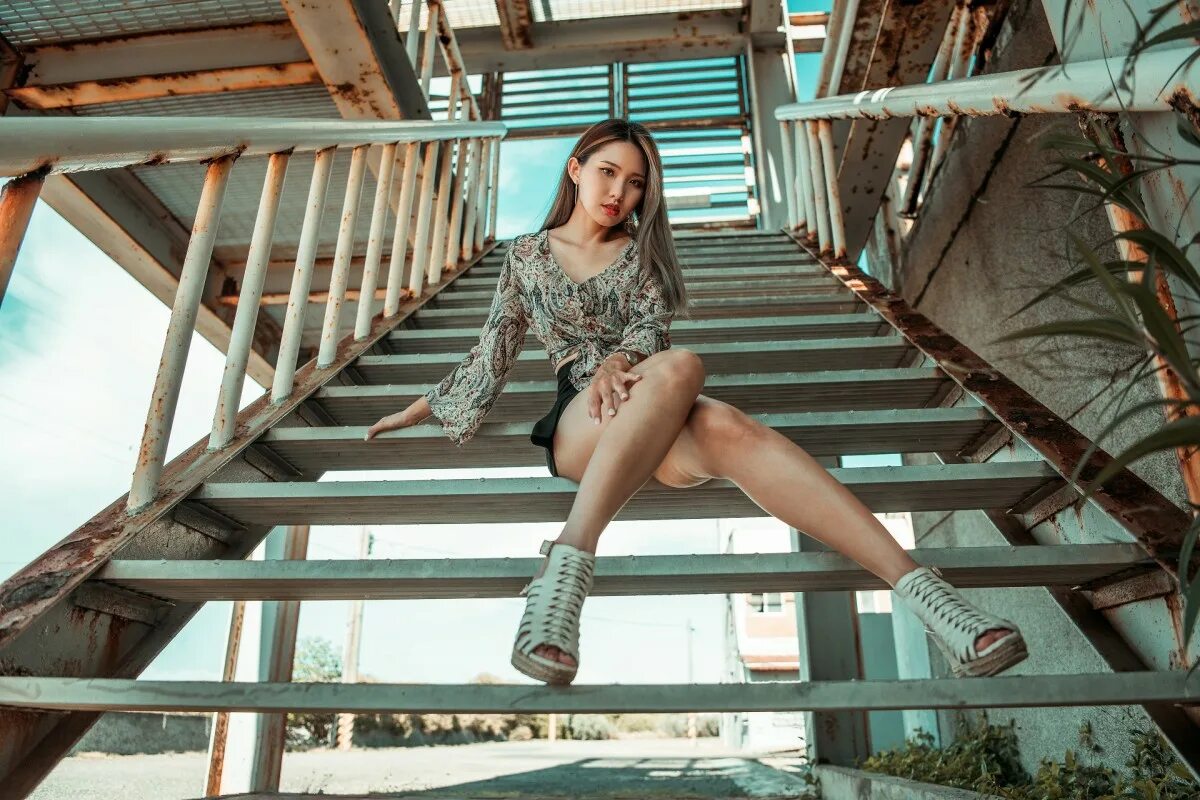 Фотосессия на лестнице. Девушка на лестнице. Девушка на лестнице фотосессия. Девушка сидит на ступеньках.