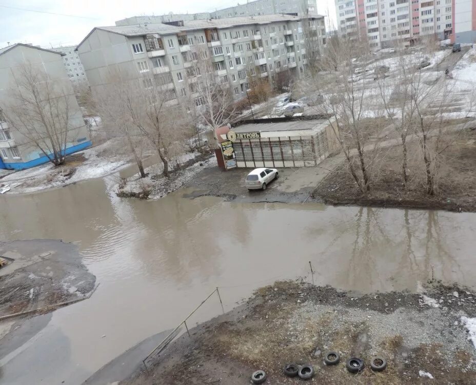 Омск под водой. Омск весной. Лужи в Омске. Лужи весной в Омске.