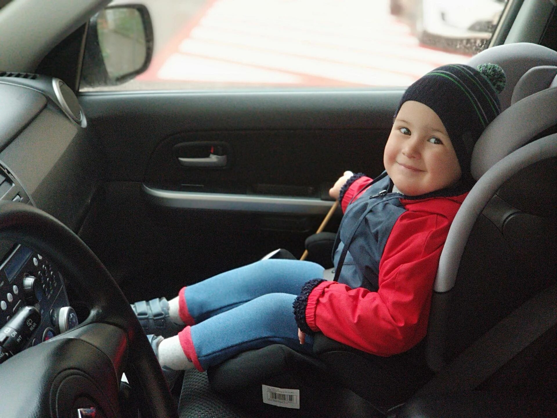 Детское кресло на переднем сиденье автомобиля. Автокресло на переднее сиденье. Автомобиль для детей. Для малышей. Машины.