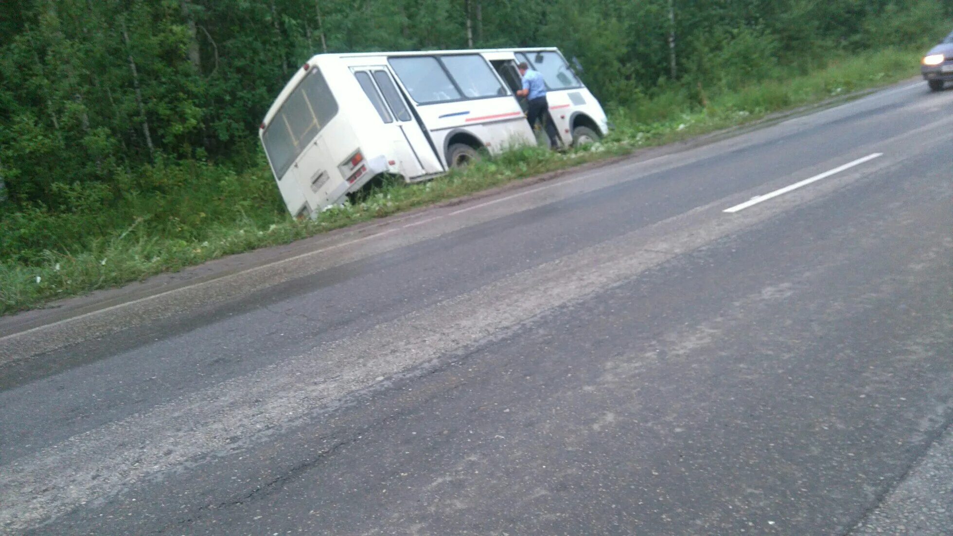 ПАЗ В кювете. Автобус улетел в кювет. Автобус в кювете. Пазик улетел в кювет.