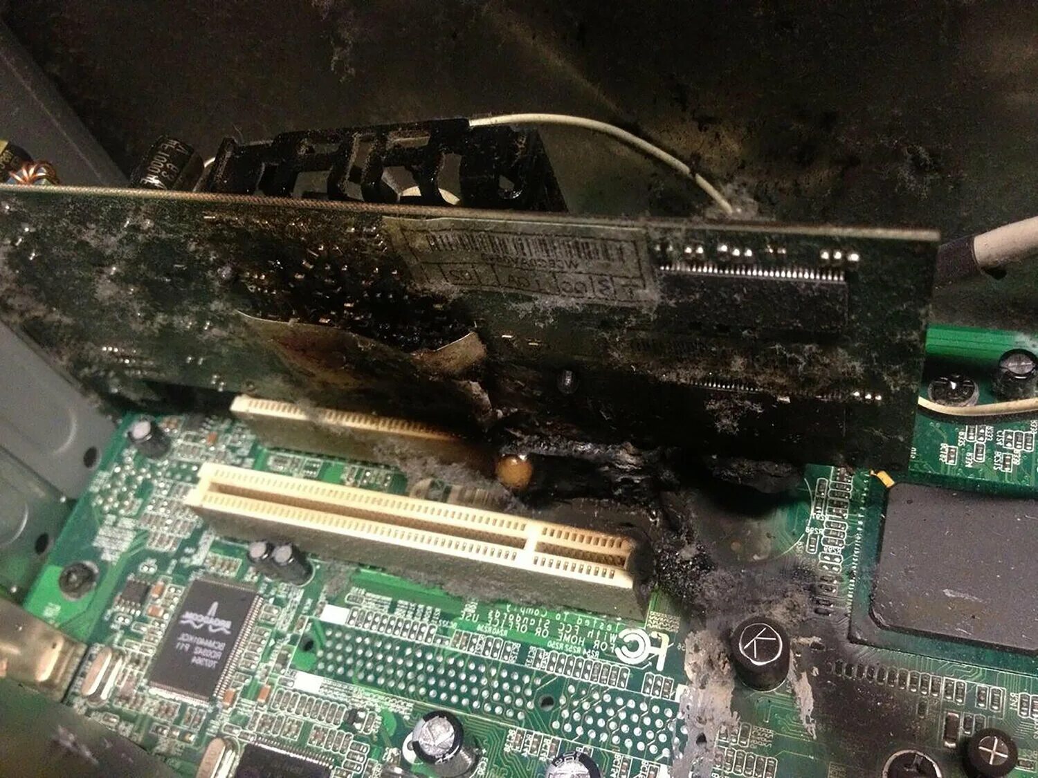 Сгоревшая видеокарта RTX 3060. Сгоревшая 3050 видеокарта. Сгоревшая материнская плата. Сгоревшая видео к арта.