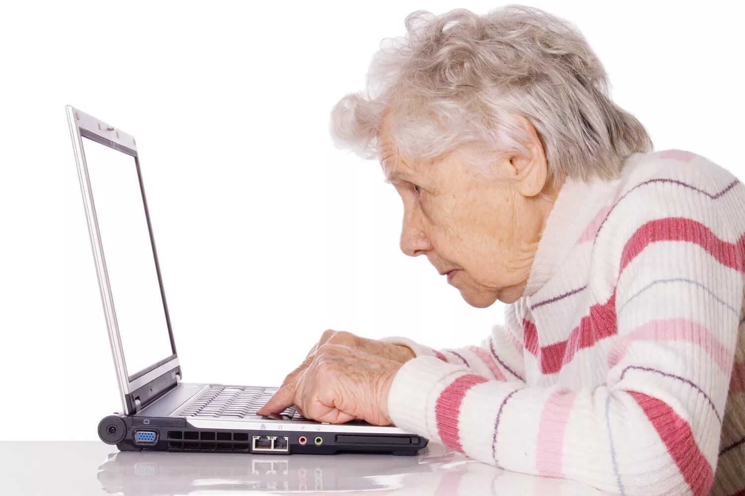 Гни старые. Пожилые и компьютер. Пожилой человек за компьютером. Пожилые люди и компьютер. Пенсионеры и компьютер.