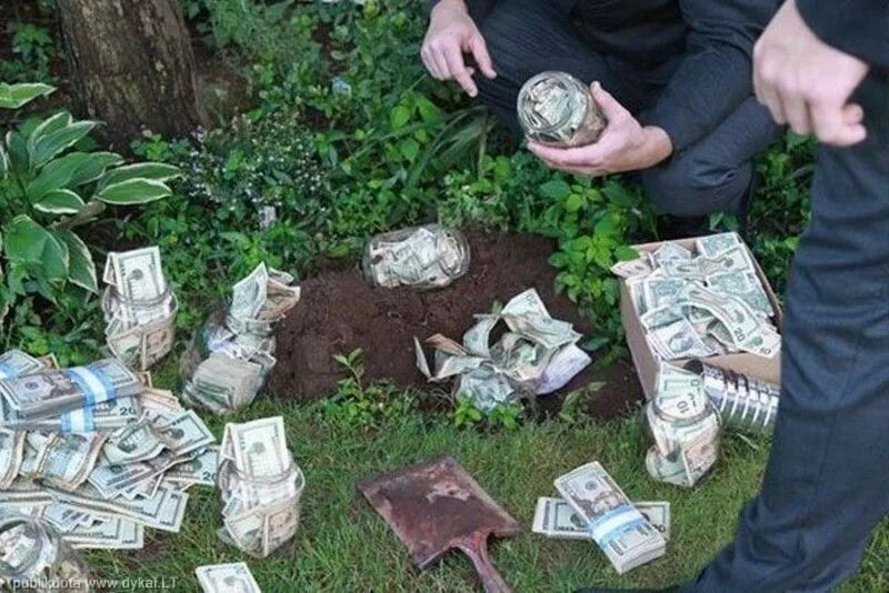 Куда девать деньги. Закопать деньги в земле. тайник для денег. нашел деньги в лесу. тайники с деньгами в лесу.