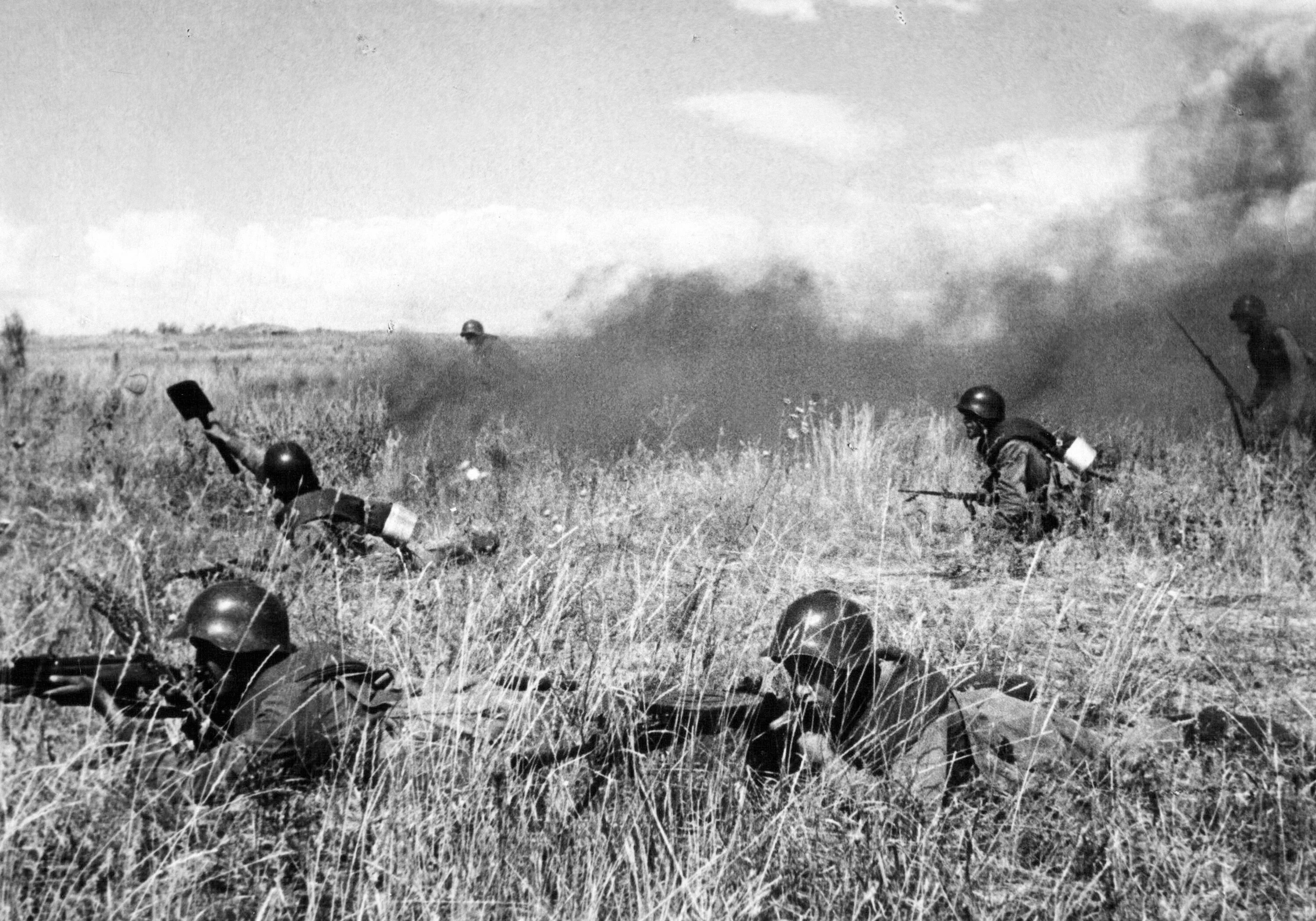 Нападение на поле. Сталинградская битва сражение 1942. Сталинградская битва наступление немцев. Поле боя Сталинградская битва.