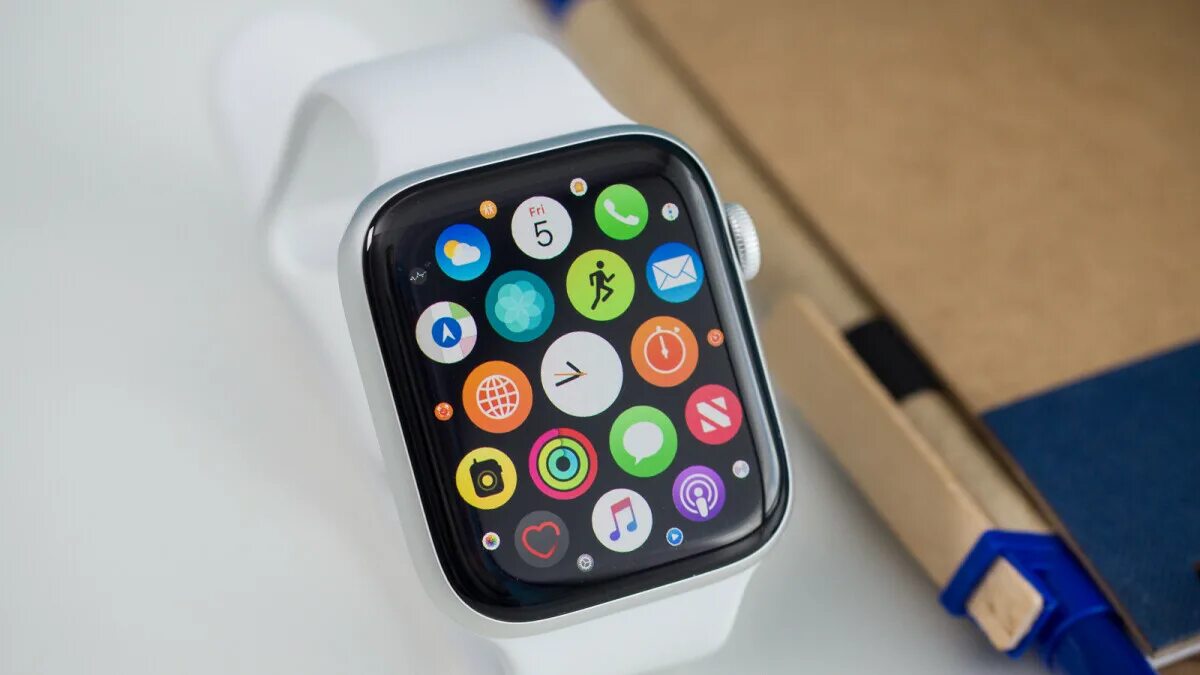 Часы apple watch 8 series. APPLEWATCH Apple Series 5. Apple watch Series 8. Умные часы Apple watch в 2022 году. Часы se Apple vs 5.