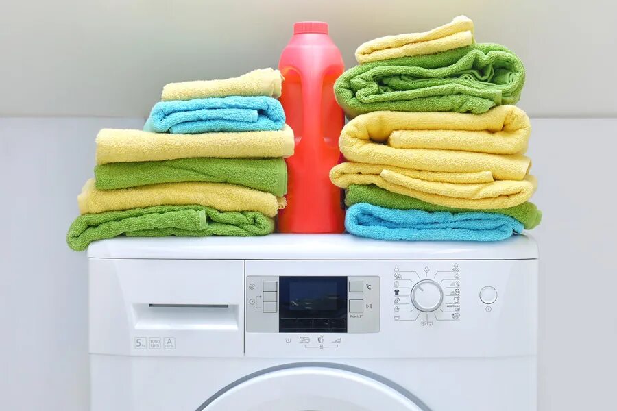 Стирать махровые полотенца чтобы были пушистые. Полотенце в стиральной машине. Полотенца махровые на стиральной машине. Машинка для стирки кухонных полотенец. Махровое полотенце в стиральной машинке.