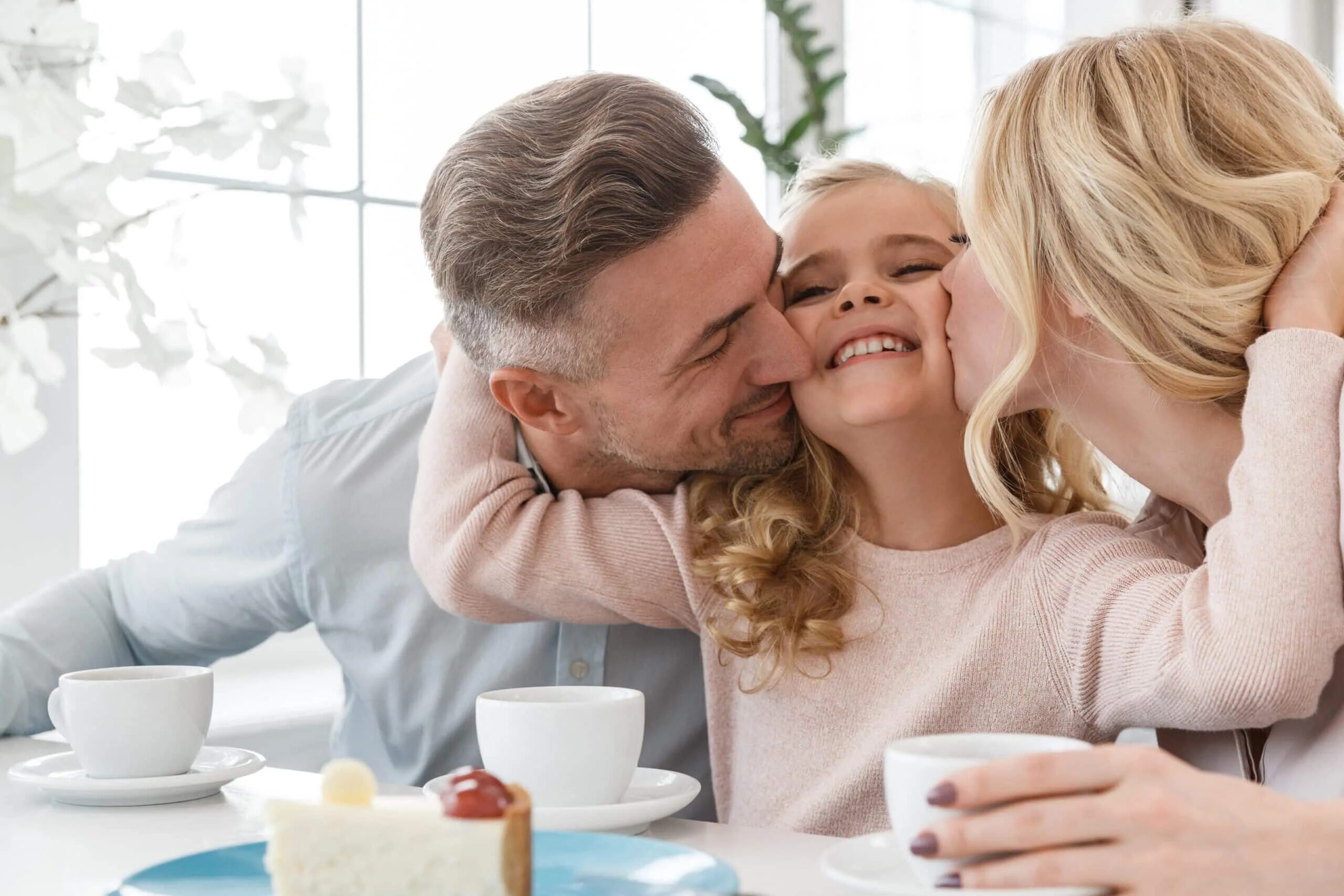 Coffee family. Семья пьет кофе. Картинка семья пьет кофе бесплатно. Кофе пить семья клипарт фото. Parens Tips.