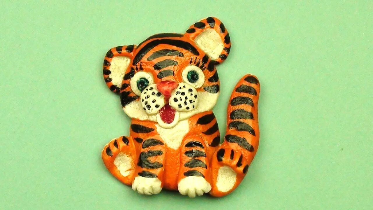тигренок из пластилина для детей. фигурки из солёного теста лёгкие. поделки ко дню тигра. тигр из соленого теста своими руками. поделка тигр.
