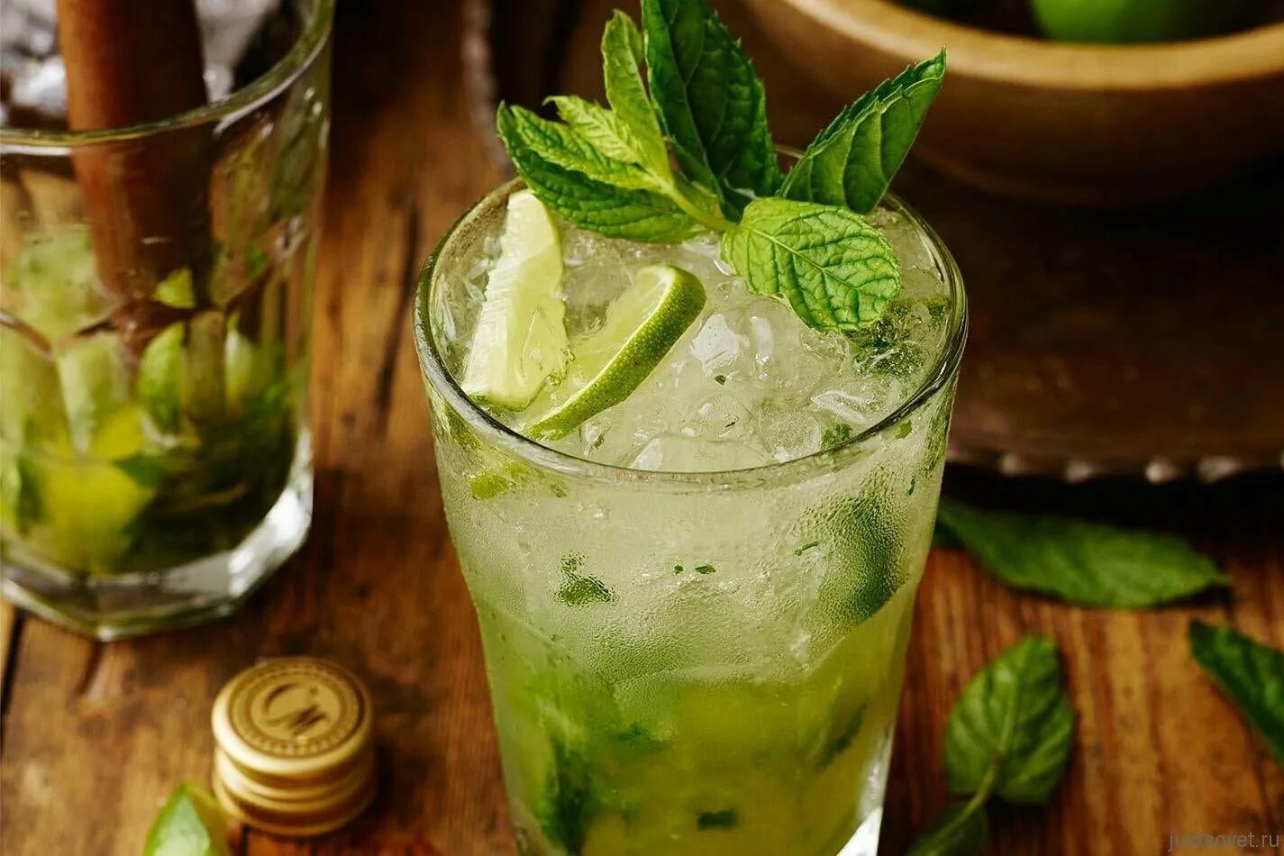 Как сделать безалкогольный мохито. Мохито лайм мята. мохито mojito безалкогольный. коктейль мохито безалкогольный. мохито классический безалкогольный.