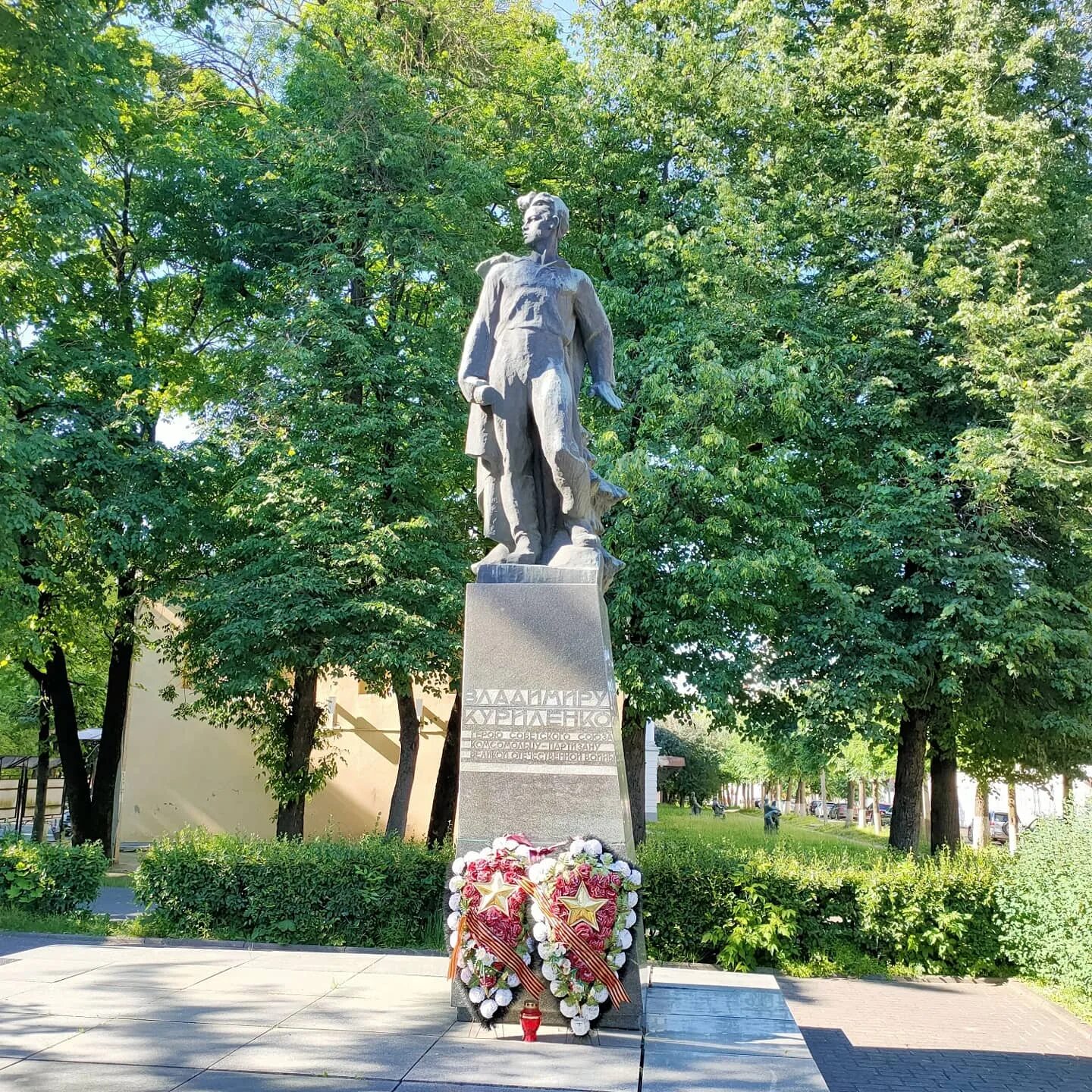 Смоленск памятник 1812 с орлами. Памятник куриленко в смоленске. Памятник владимиру куриленко в смоленске. Памятник князю владимиру в смоленске на набережной. Знаменитый памятник в смоленске.