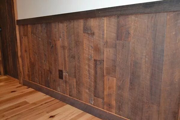 Доски мдф для стен. Деревянные стеновые панели wainscoting. ламинат на стену. отделка стен снизу ламинатом. стена обшитая деревом.