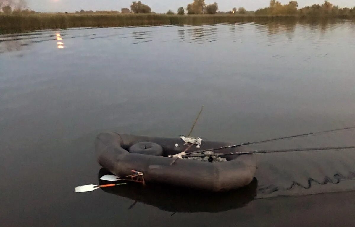Утонул Рыбак в Ростовской области. Аварии на реках на лодке резиновой. Аварии на Волге с лодками.